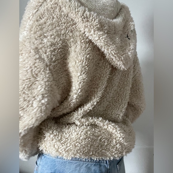 Fluffy jacket with a hood in a cream color - Picture 4 of 4